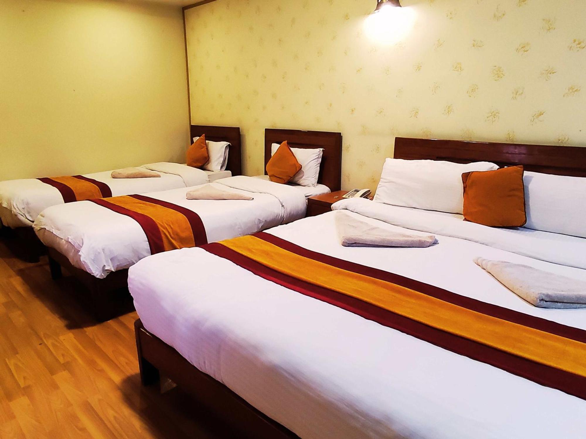 Royal Kings Hotel Kathmandu Buitenkant foto