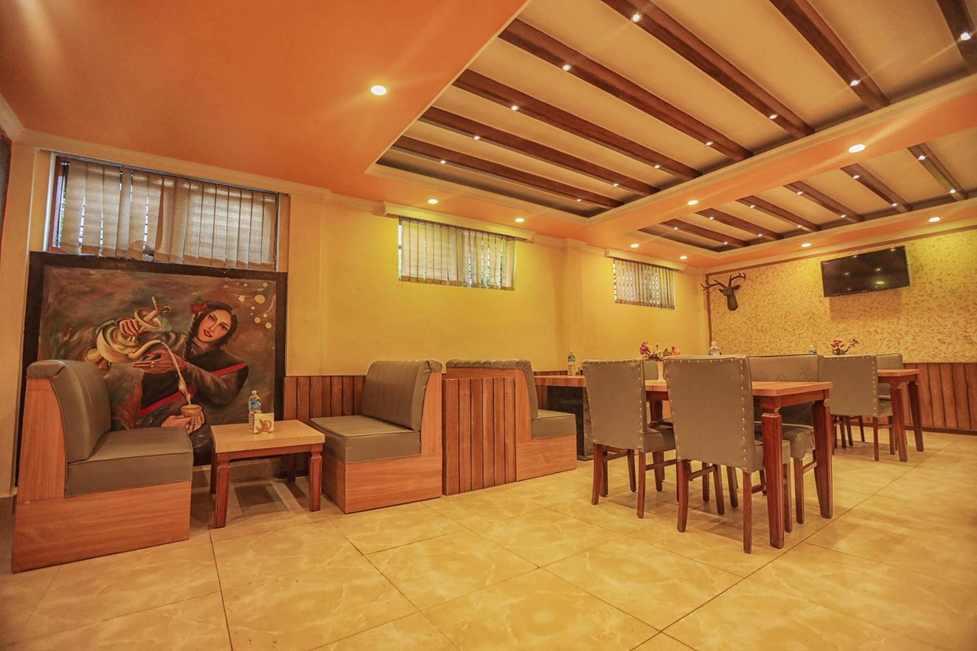 Royal Kings Hotel Kathmandu Buitenkant foto